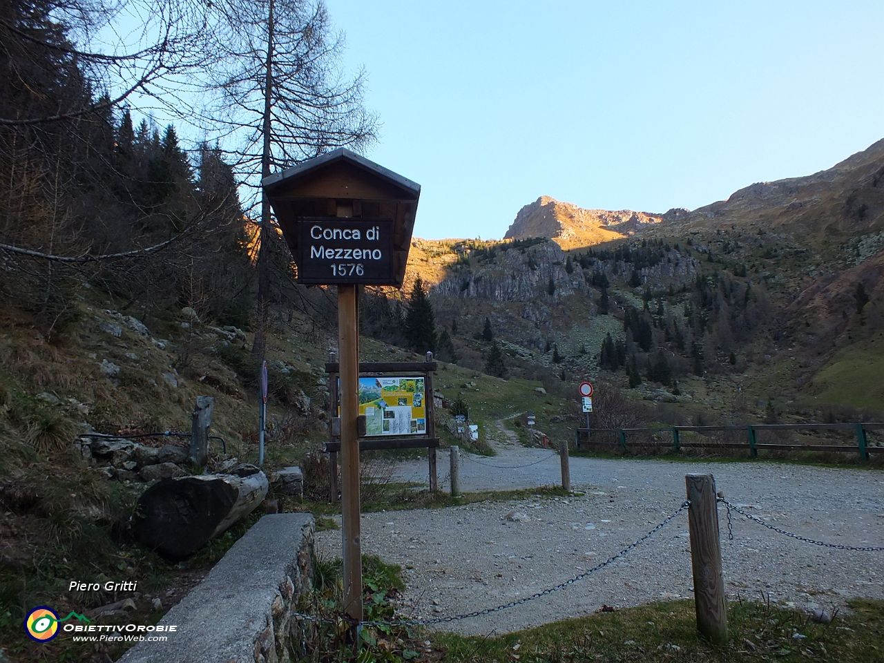 04 Parcheggio alla Conca di Mezzeno.JPG